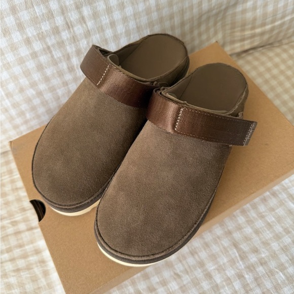 UGG Goldenstar Clog Shoes - Picture 1 of 16